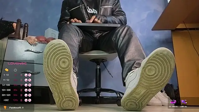 Snapshot of TomLover_12 chatting on February 11, 12:32 pm TomLover 12 online show from February 11, 12:32 pm