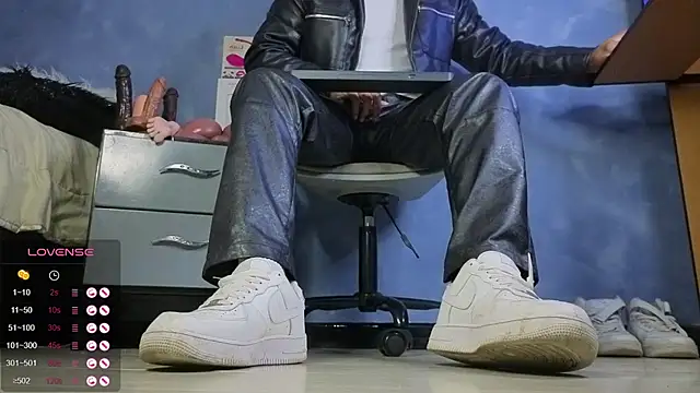 Snapshot of TomLover_12 chatting on February 24, 2:15 pm TomLover 12 online show from February 24, 2:15 pm