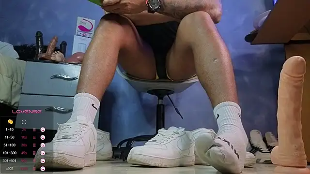 Snapshot of TomLover_12 chatting on February 27, 5:29 am TomLover 12 online show from February 27, 5:29 am