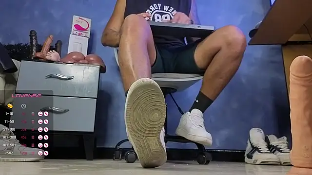 Snapshot of TomLover_12 chatting on February 28, 12:55 am TomLover 12 online show from February 28, 12:55 am