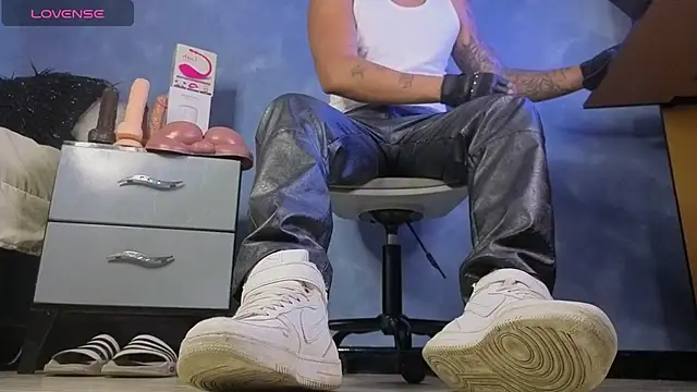 Snapshot of TomLover_12 chatting on March 3, 11:38 am TomLover 12 online show from March 3, 11:38 am