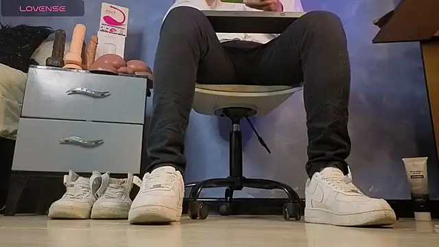 Snapshot of TomLover_12 chatting on March 4, 1:00 am TomLover 12 online show from March 4, 1:00 am