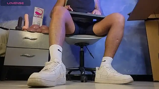 Snapshot of TomLover_12 chatting on March 6, 12:29 am TomLover 12 online show from March 6, 12:29 am