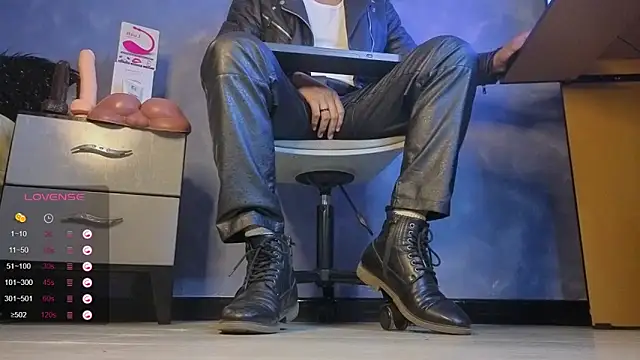 Snapshot of TomLover_12 chatting on March 6, 11:56 pm TomLover 12 online show from March 6, 11:56 pm