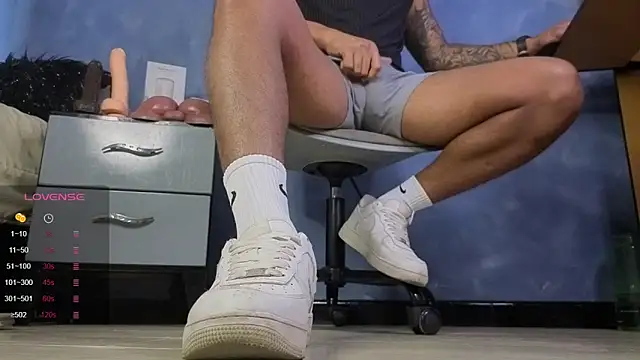 Snapshot of TomLover_12 chatting on March 8, 8:12 pm TomLover 12 online show from March 8, 8:12 pm