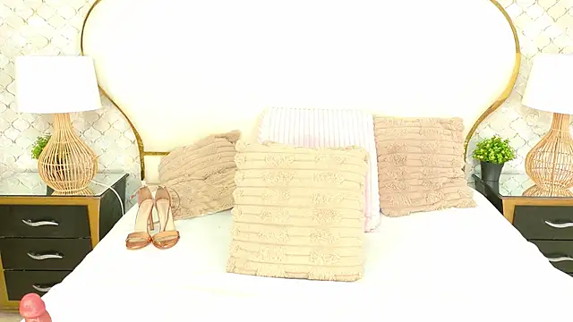 GianinaLewis online show from February 6, 8:45 pm