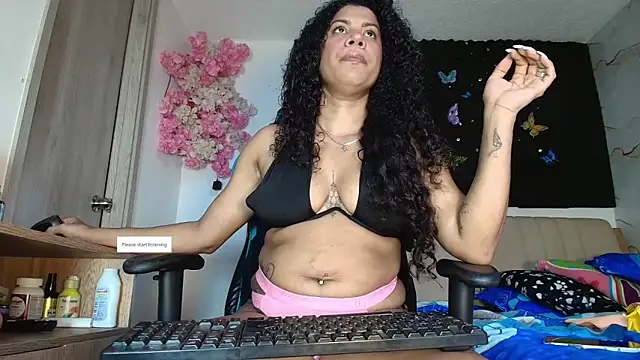 Snapshot of Hot_Brunette34 chatting on May 28, 10:18 pm Hot Brunette34 online show from May 28, 10:18 pm