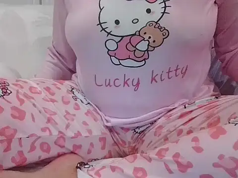 Snapshot of RealLittleRedRidingHood chatting on October 13, 9:04 pm RealLittleRedRidingHood online show from October 13, 9:04 pm