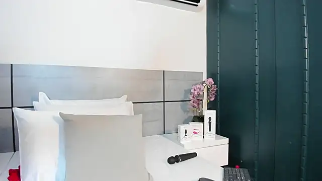 EmmaSmith2 online show from December 20, 2:40 am