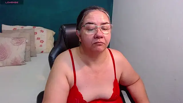 Snapshot of scaelettdubois chatting on April 7, 1:50 am scaelettdubois online show from April 7, 1:50 am