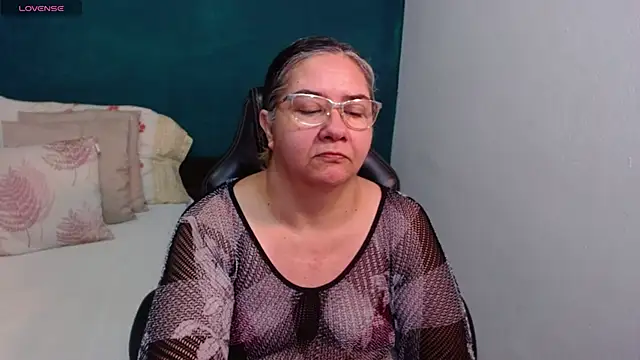 Snapshot of scaelettdubois chatting on April 22, 1:52 am scaelettdubois online show from April 22, 1:52 am