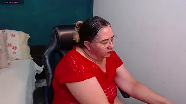 Snapshot of scaelettdubois chatting on May 2, 12:26 am scaelettdubois online show from May 2, 12:26 am