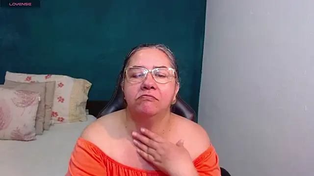 Snapshot of scaelettdubois chatting on May 5, 1:57 am scaelettdubois online show from May 5, 1:57 am