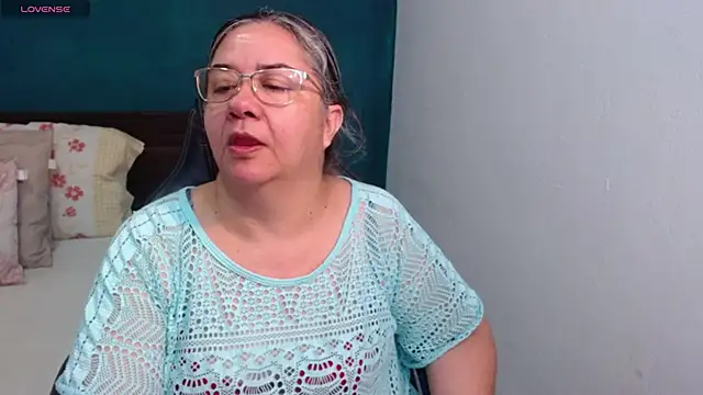Snapshot of scaelettdubois chatting on May 22, 12:51 am scaelettdubois online show from May 22, 12:51 am
