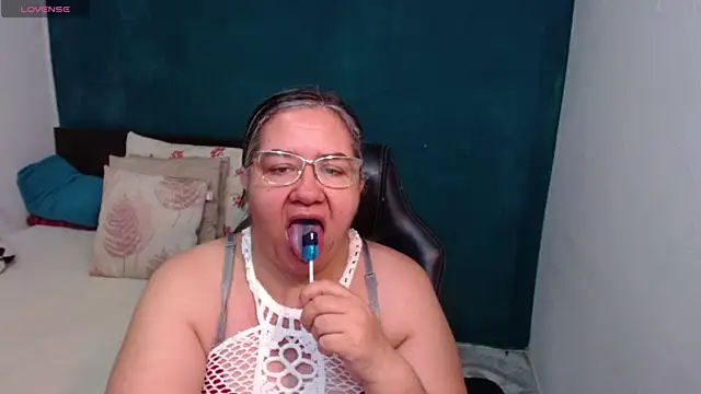 Snapshot of scaelettdubois chatting on May 23, 12:16 am scaelettdubois online show from May 23, 12:16 am