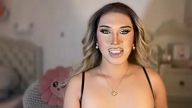 Snapshot of Ts_glamxxxx chatting on October 28, 2:04 am Ts glamxxxx online show from October 28, 2:04 am