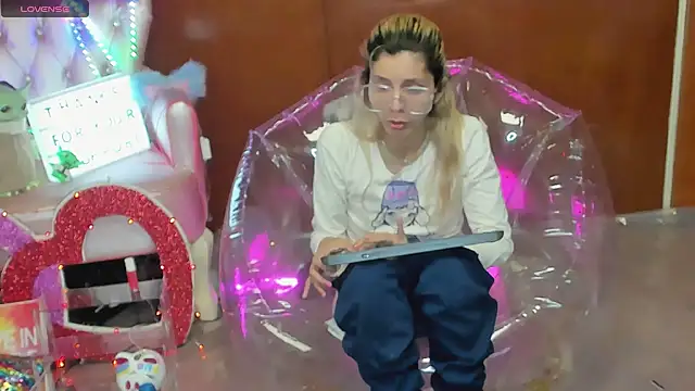 Skinygirl online show from March 10, 12:04 am