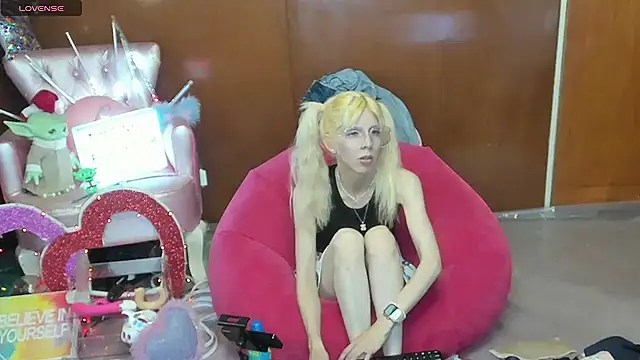 Skinygirl online show from May 1, 10:36 pm