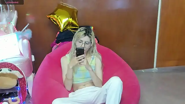 Snapshot of Skinygirl chatting on July 21, 11:18 pm Skinygirl online show from July 21, 11:18 pm