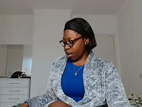 Snapshot of MadamIndigo chatting on December 18, 2:01 pm MadamIndigo online show from December 18, 2:01 pm