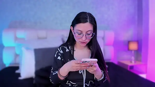 lucy neil online show from February 4, 7:11 pm