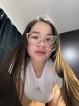 Snapshot of Lucyklein2022 chatting on December 13, 2:32 am Lucyklein2022 online show from December 13, 2:32 am