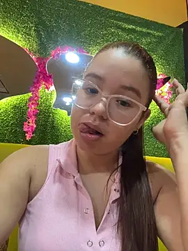 Snapshot of Lucyklein2022 chatting on October 9, 2:42 am Lucyklein2022 online show from October 9, 2:42 am