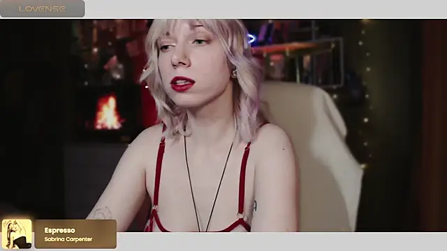 Snapshot of freya_sunny chatting on February 6, 5:35 am freya sunny online show from February 6, 5:35 am