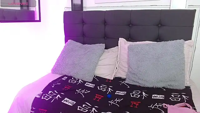 Snapshot of vaness_weet chatting on October 23, 7:23 pm vaness weet online show from October 23, 7:23 pm