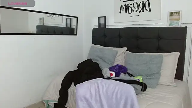 Snapshot of vaness_weet chatting on October 28, 8:00 pm vaness weet online show from October 28, 8:00 pm