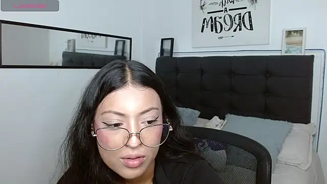 Snapshot of vaness_weet chatting on November 2, 8:00 pm vaness weet online show from November 2, 8:00 pm