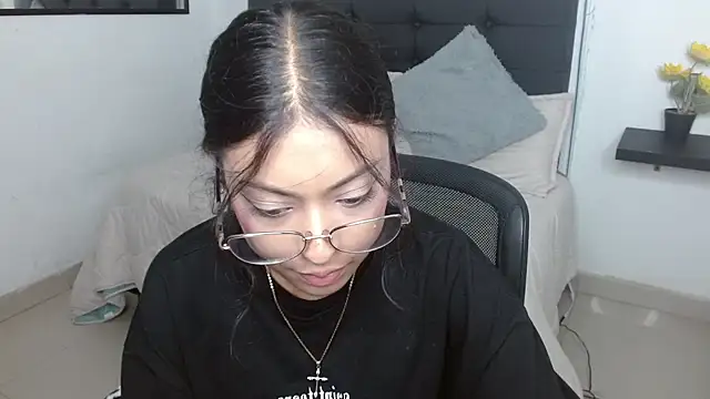 Snapshot of vaness_weet chatting on November 15, 7:43 pm vaness weet online show from November 15, 7:43 pm