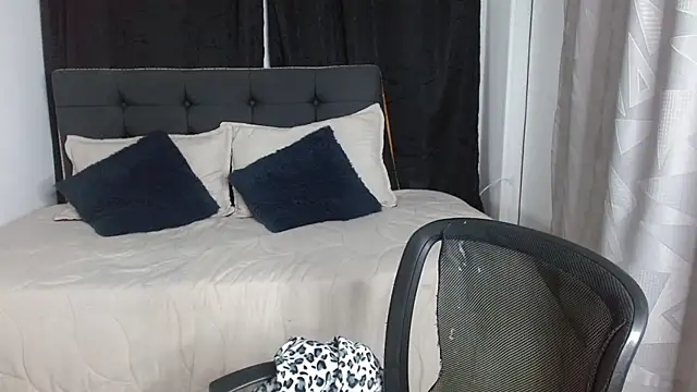 Snapshot of vaness_weet chatting on November 21, 8:18 pm vaness weet online show from November 21, 8:18 pm