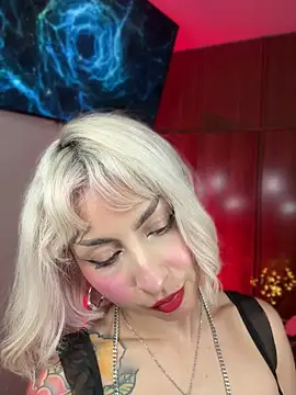 Snapshot of Cinamoonn chatting on May 24, 7:41 pm Cinamoonn online show from May 24, 7:41 pm