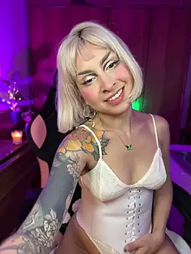 Snapshot of Cinamoonn chatting on May 29, 11:47 pm Cinamoonn online show from May 29, 11:47 pm
