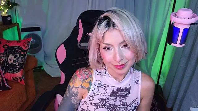 Snapshot of Cinamoonn chatting on July 7, 10:14 pm Cinamoonn online show from July 7, 10:14 pm
