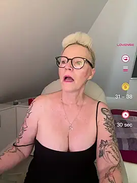 Snapshot of German_Milf chatting on June 8, 9:31 am German Milf online show from June 8, 9:31 am
