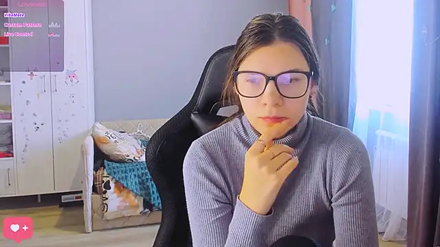 Snapshot of MollyLollipop chatting on February 19, 6:20 am MollyLollipop online show from February 19, 6:20 am