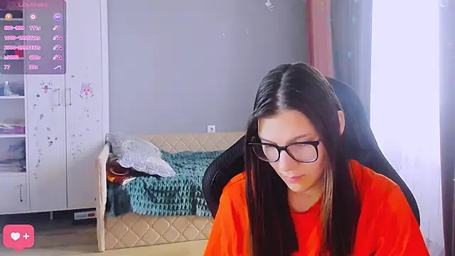 Snapshot of MollyLollipop chatting on February 24, 5:49 am MollyLollipop online show from February 24, 5:49 am