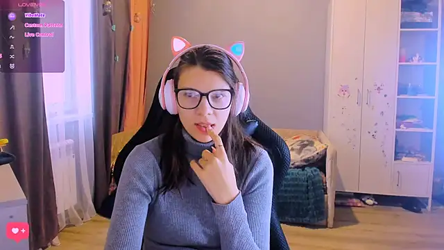 Snapshot of MollyLollipop chatting on March 3, 2:07 am MollyLollipop online show from March 3, 2:07 am