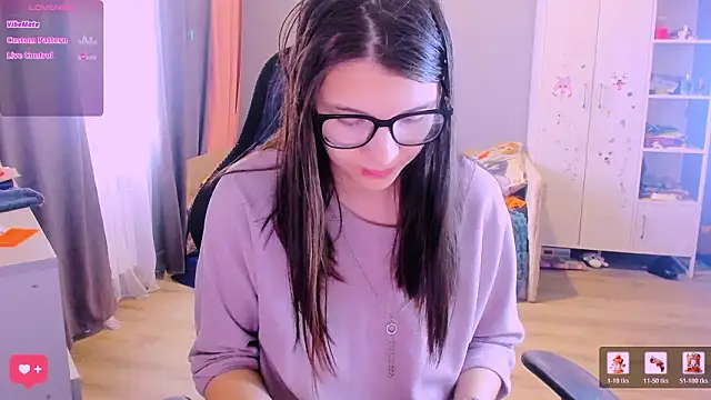 Snapshot of MollyLollipop chatting on March 5, 3:24 am MollyLollipop online show from March 5, 3:24 am