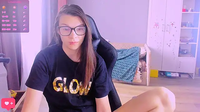 Snapshot of MollyLollipop chatting on March 10, 5:45 am MollyLollipop online show from March 10, 5:45 am