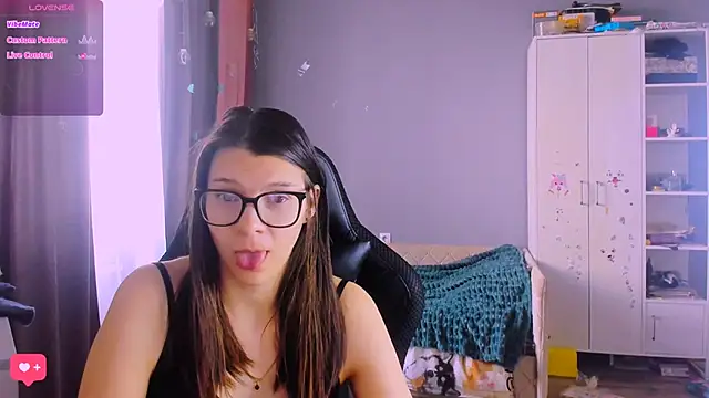 Snapshot of MollyLollipop chatting on March 11, 7:25 am MollyLollipop online show from March 11, 7:25 am