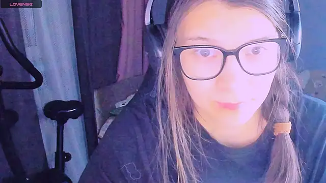 Snapshot of MollyLollipop chatting on March 31, 5:02 pm MollyLollipop online show from March 31, 5:02 pm