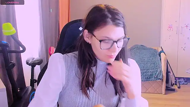 Snapshot of MollyLollipop chatting on April 6, 2:53 am MollyLollipop online show from April 6, 2:53 am