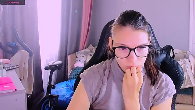 Snapshot of MollyLollipop chatting on April 27, 3:04 am MollyLollipop online show from April 27, 3:04 am