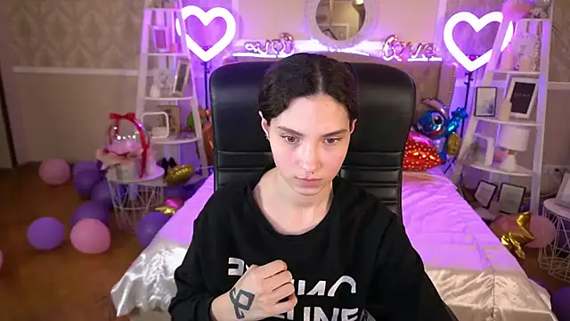 Snapshot of BabyFlowerr chatting on February 8, 5:29 am BabyFlowerr online show from February 8, 5:29 am
