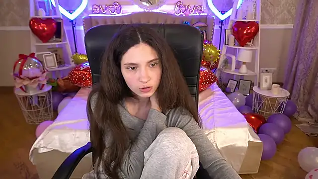 Snapshot of BabyFlowerr chatting on February 21, 7:43 pm BabyFlowerr online show from February 21, 7:43 pm