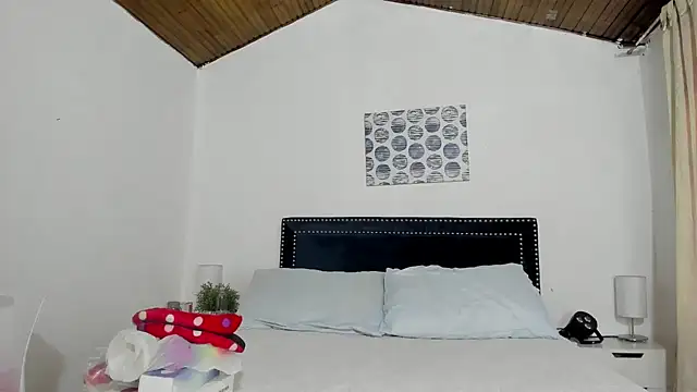 Snapshot of ZulyMichels chatting on February 12, 12:44 pm ZulyMichels online show from February 12, 12:44 pm
