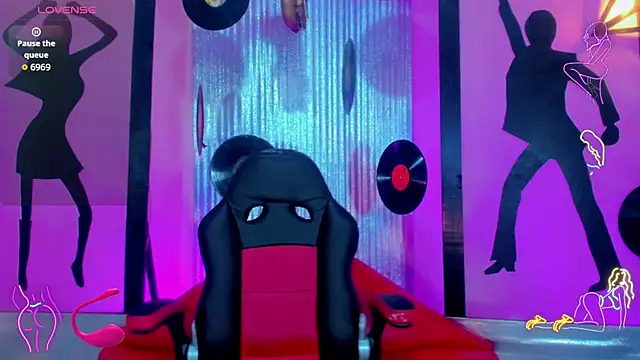 nickyminach  online show from November 19, 7:25 pm